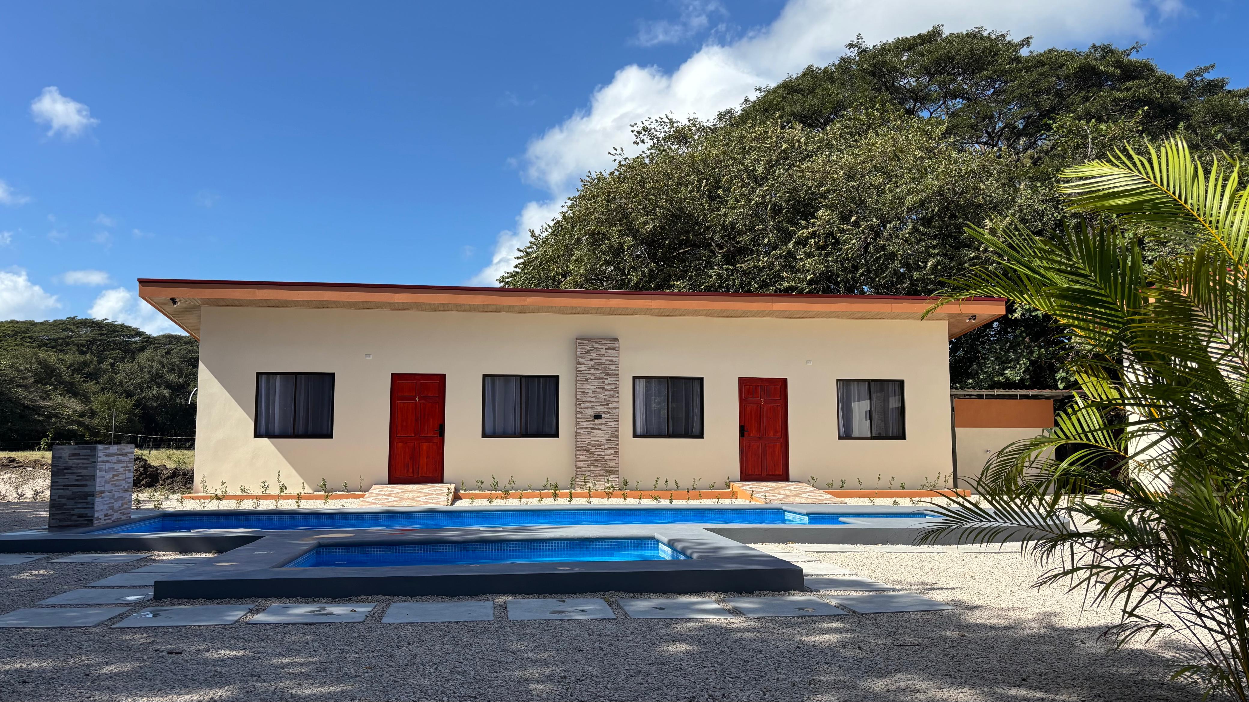 Vista de piscina y cabinas